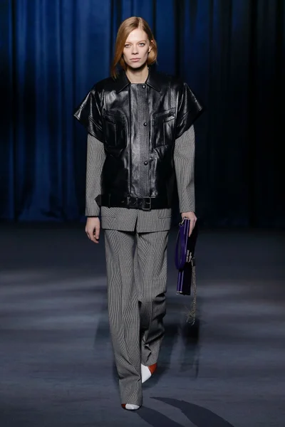 Look 10
